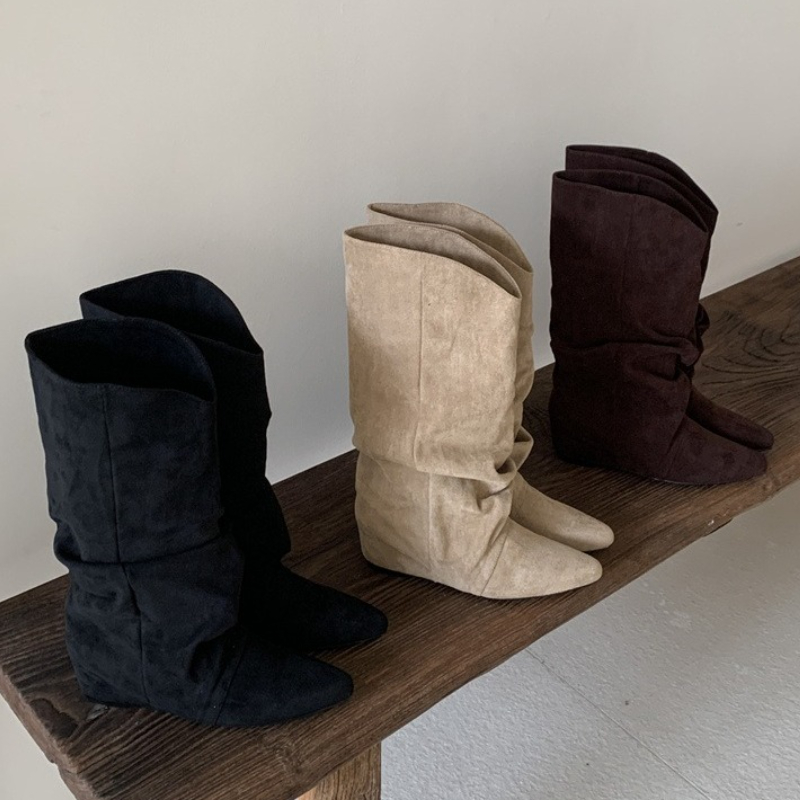 Interior Design Mockup - Sepatu Bot Tinggi Wanita Model Lipit